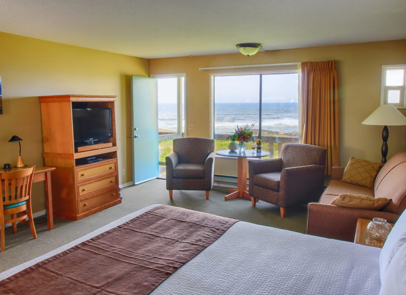 Oregon Coast Lodging: The Great Blue Heron Room - The Fireside Motel